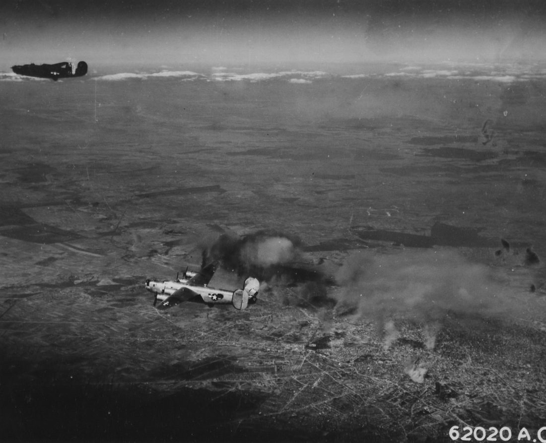 Bombardier B-24 Liberator deasupra Bucureștiului în timpul raidului din 4 aprilie 1944