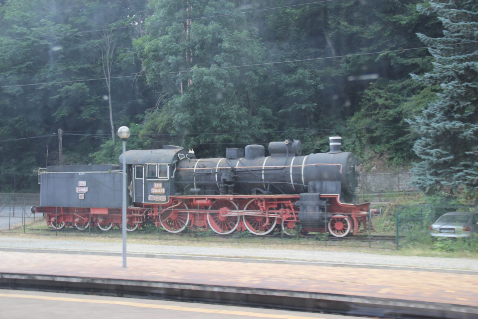 Locomotivă cu abur expusă sub cerul liber, în curtea interioară a muzeului